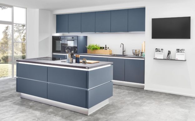 Bild von Design Küche mit Insel in blau