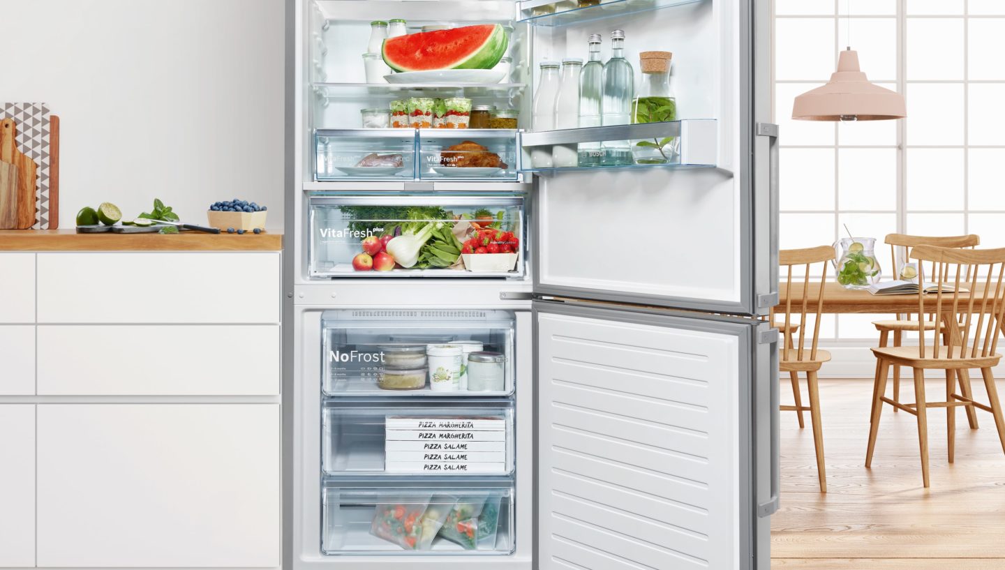 Bild eines geöffneten Kühlschranks